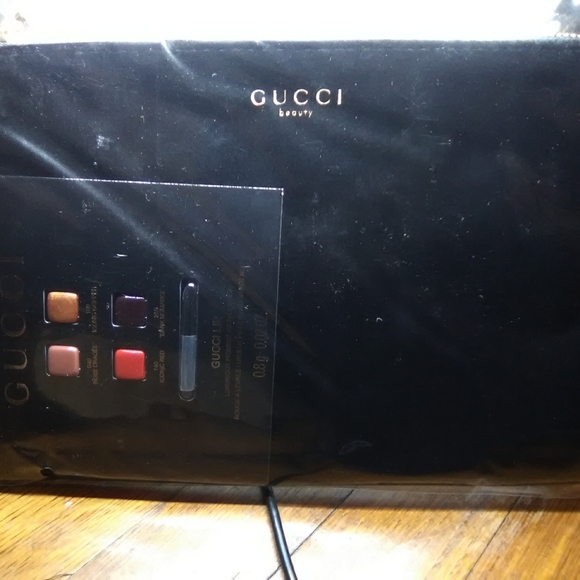 Gucci makeup bag. - Picture 3 of 3